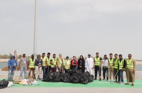« حديقة الإمارات للحيوانات» تتعاون مع بلدية أبوظبي في حملة لتنظيف شاطئ الباهية والترويج لحماية البيئة البحرية