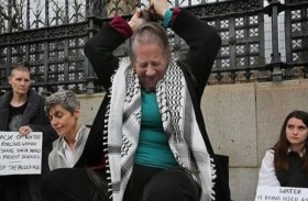 بريطانيا.. نساء يحلقن رؤوسهن تضامناً مع غزة