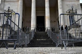 فرنسا تحاكم طبيبا اعتدى على مئات الأطفال