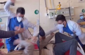 طبيب ومريض يتبادلان اللكم والركل 