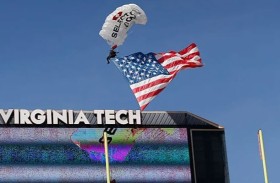 مظلي يعلق بشاشة عرض ضخمة في ملعب كرة قدم