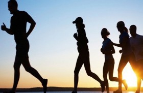 خفض البصر أثناء المشي.. ماذا تقول لغة الجسد عن شخصيتك؟