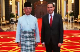 ملك ماليزيا يستقبل سفير الدولة