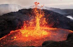 سياح ينجون من كارثة بعد انفجار بركان 