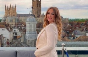 وفاة ملكة جمال أمام سكن جامعي 