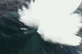 ارتفاعها 70 متراً.. «موجة ضخمة» تذهل عشاق الطبيعة 