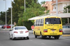 شرطة أبوظبي تدعو السائقين للالتزام بإشارة قف في الحافلات المدرسية