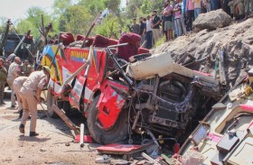 انقلبت الحافلة من طريق جبلي فمات 21 شخصاً