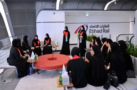 30 إماراتية من ثلاثة أجيال يجتمعن على متن قطار الاتحاد احتفاءً بيوم المرأة الإماراتية
