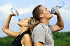 كم من الماء يُفترض أن يشرب كل منا يوميا؟