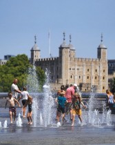 الناس يستمتعون بالمياه في النوافير خلال موجة حارة في لندن، بريطانيا. رويترز