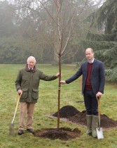 الملك تشارلز والأمير ويليام يزرعان شجرة بمناسبة نهاية مبادرة الملكة الخضراء في حدائق ساندرينجهام هاوس. رويترز