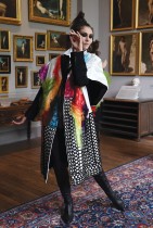 عارضة تقدم زيا من إبداع فرانك سوربير خلال أسبوع الأزياء الراقية لخريف وشتاء 2023-2024 في باريس - ا ف ب