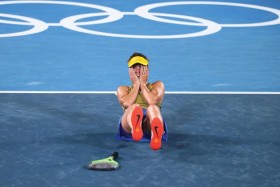 الأوكرانية إيلينا سفيتولينا تحتفل بعد فوزها بمباراة الميدالية البرونزية ضد إيلينا ريباكينا من كازاخستان في فردي سيدات التنس في أولمبياد طوكيو.  رويترز
