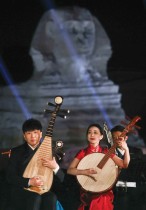 أعضاء من الأوركسترا التقليدية الصينية «CNTO» يقدمون عروضهم خلال الحفل الموسيقي الوطني الصيني المصري ضمن عرض الصوت والضوء في أبو الهول بهضبة الأهرامات.   رويترز