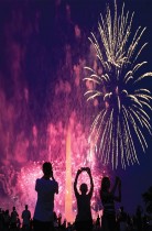 الناس يشاهدون الألعاب النارية فوق نصب واشنطن التذكاري خلال احتفالات عيد الاستقلال في واشنطن. (رويترز)