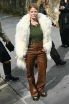 الممثلة الفرنسية ميلاني تييري تصل إلى عرض إبداعات رابان لمجموعة الملابس الجاهزة النسائية ضمن أسبوع الموضة في باريس. ا ف ب