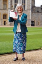 الممثلة البريطانية فيرجينيا ماكينا بعد حصولها على وسام الامبراطورية البريطانية من قبل أمير ويلز خلال حفل تنصيب في قلعة وندسور  «ا ف ب»