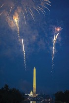 الألعاب النارية تنطلق فوق نصب واشنطن التذكاري في 4 يوليو 2022 واصطفت الحشود في المركز التجاري الوطني لمشاهدة عرض الألعاب النارية السنوي للاحتفال بعيد الاستقلال.  ا ف ب
