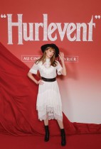 الممثلة الفرنسية فريدريك بيل خلال حضورها عرض فيلم «مرتفعات وذرينغ» في مسرح غراند ريكس في باريس. ا ف ب