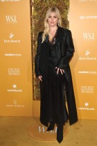 الممثلة والمغنية الأمريكية رينيه راب لدى حضورها حفل جوائز وول ستريت جورنال للمبتكرين لعام 2023 في نيويورك.   (ا ف ب)