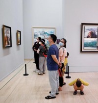 مجموعة من المتابعين يزورون المتحف الوطني للفنون في بكين - الصين . ا ف  ب