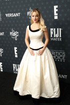 الممثلة الأمريكية ماكينا غريس لدى حضورها حفل توزيع جوائز اختيار النقاد السنوي الـ31 في باركر هانغار، كاليفورنيا. ا ف ب