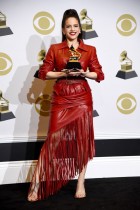 أماندا إدواردز تحمل جائزة أفضل ألبوم روك خلال حفل توزيع جوائز GRAMMY السنوية في لوس أنجلوس، كاليفورنيا. ا ف ب