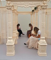 ثلاث سيدات يجلسن  في شرفة من الحديد الزهر وقماش دانتيل للفنان كريس بوردن ، في اليوم الأول من معرض Frieze Los Angeles ، وهو معرض فني دولي رائد في بيفرلي هيلز، كاليفورنيا.ا ف ب