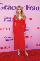 الممثلة بروكلين ديكر خلال حضورها فعالية ترويجية للمسلسل التلفزيوني «جريس وفرانكي» في لوس أنجلوس، كاليفورنيا. رويترز