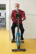 اكسافير ، 65 عامًا ، الذي أجريت له بنجاح أول عملية زرع رئة آليًا بالكامل في العالم، يتدرب على دراجة رياضية قبل انعقاد مؤتمر صحفي في مستشفى هيبرون في برشلونة. ا ف ب