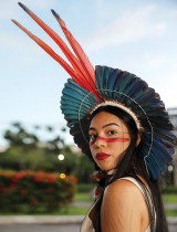 امرأة من السكان الأصليين ، كليان كوستا ، من قبيلة ساتر-ماوي ، تقف لالتقاط صورة خلال عرض أزياء للموديلات الأصلية في ماناوس ، البرازيل. ا ف ب