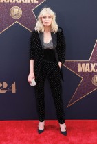 الممثلة البريطانية كلوي فارنوورث لدى حضورها العرض العالمي الأول لفيلم  MaXXXine  في هوليوود. (ا ف ب)