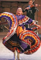 أحد أعضاء فرقة الباليه المكسيكية ياوكواهتي، يقدم عرضًا في مدينة جرش الرومانية القديمة شمال العاصمة الأردنية.أ.ف.ب