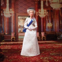 دمية باربي للملكة إليزابيث الثانية بمناسبة اليوبيل البلاتيني لتوليها العرش.  رويترز