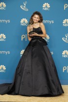زيندايا تفوز بجائزة الممثلة البارزة في المسلسل الدرامي «النشوة» ، خلال حفل توزيع جوائز ايمي رقم 74 في لوس أنجلوس. (ا ف ب)