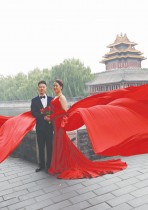 زوجان يقفان لالتقاط صور زفافهما خلال مهرجان Qixi، المعروف أيضًا باسم عيد الحب الصيني، في بكين . ا ف ب 