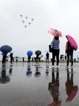 زوار يشاهدون العرض الجوي خلال معرض سنغافورة للطيران.    رويترز