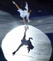 الروسية آنا شيرباكوفا تشارك في عرض التزلج على الجليد خلال دورة الألعاب الأولمبية الشتوية في بكين 2022 باستاد العاصمة الداخلي. ا ف ب