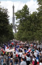 مظاهرة دعا إليها الحزب القومي الفرنسي ضد قيود مكافحة تفشي فيروس كورونا، أمام وزارة الصحة في باريس ، ويبدو في الخلفية برج إيفيل.  رويترز