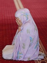 امرأة مسلمة تؤدي صلاة العصر في مسجد الاستقلال الكبير في جاكرتا خلال شهر رمضان المبارك. ا ف ب