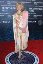 سيدة الأعمال الأمريكية إيلين وين لدى وصولها إلى حفل توزيع جوائز Breakthrough التاسع في لوس أنجلوس - ا ف ب