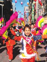 راقصون يؤدون عرضًا خلال احتفالات السنة القمرية الجديدة في الحي الصيني في نيويورك.  رويترز