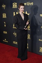 سارة بولسون مع جائزتها لأفضل ممثلة خلال حفل توزيع جوائز HCA TV السنوي الثاني في بيفرلي هيلز ، كاليفورنيا.   (ا ف ب)
