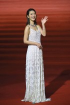 ممثلة هونغ كونغ جينيفر يو لدى وصولها إلى حفل توزيع جوائز Golden Horse Film الستين في تايبيه. (ا ف ب)