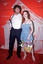 الممثل الكوميدي الأمريكي تي جيه ميلر وزوجته الممثلة كيت جورني ميلر لدى حضورهما العرض الأول لفيلم «مزرعة الحيوانات» في نيويورك.ا ف ب