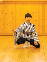 ممثل كابوكي فرنسي ياباني يبلغ من العمر 10 سنوات في غرفة بروفة في مسرح كابوكي زا في طوكيو.  (ا ف ب)