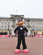 بيري ، التميمة الرسمية لدورة ألعاب الكومنولث في برمنغهام 2022، تقف خارج قصر باكنغهام في لندن.ا ف ب