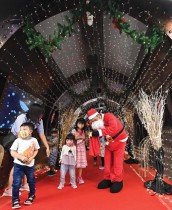 رجل يرتدي زي بابا نويل يعطي الحلوى للأطفال في جاكرتا قبل احتفالات عيد الميلاد -ا ف ب