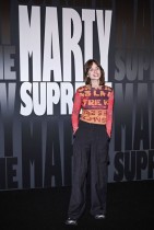 الممثلة الفرنسية وصانعة المحتوى كارلا بوكين، المعروفة باسم بوكسي، لدى حضورها عرض فيلم «مارتي سوبريم» في سينما غراند ريكس في باريس. ا ف ب